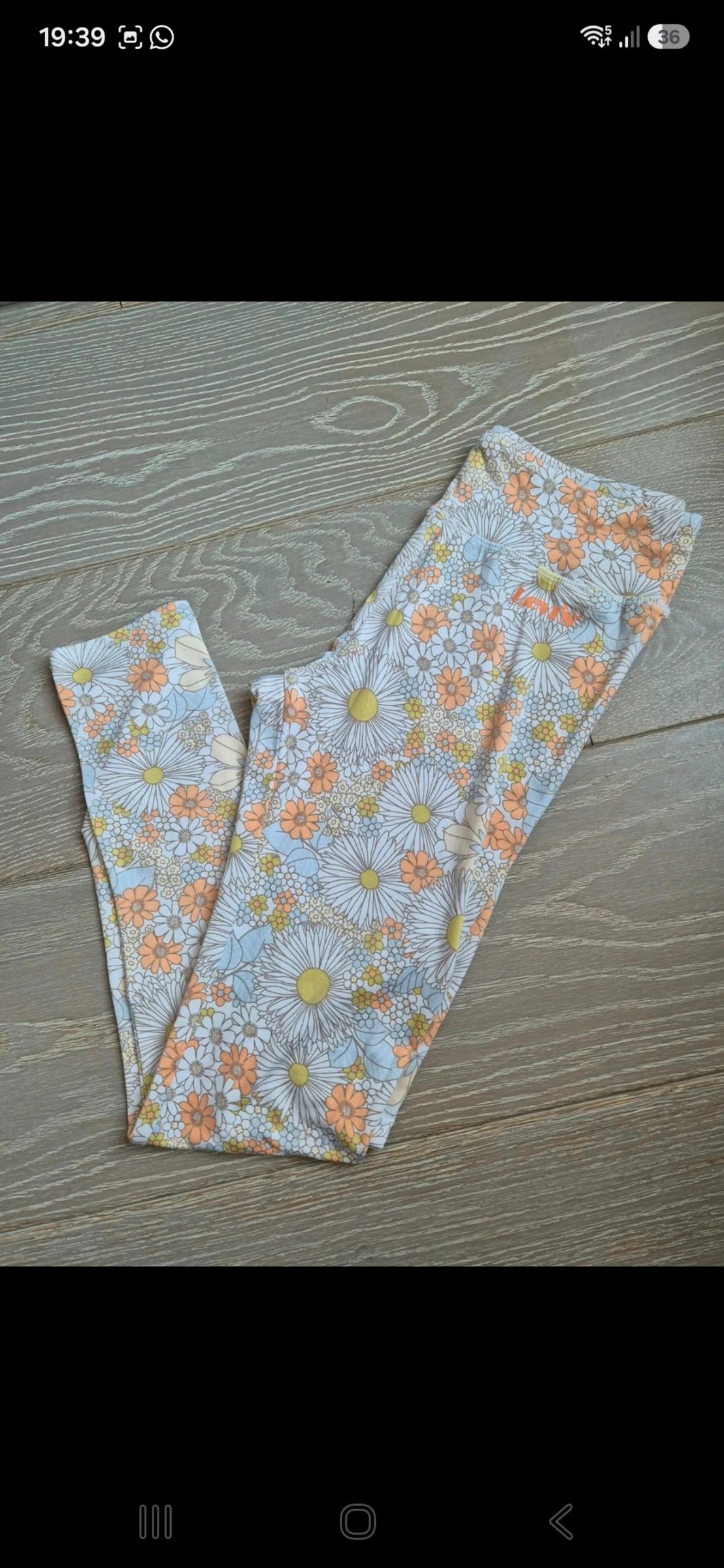 Geel sweatshirt set, legging en bloemig T-shirt. Levis. Maat 10/ 12 jaar – photo 13
